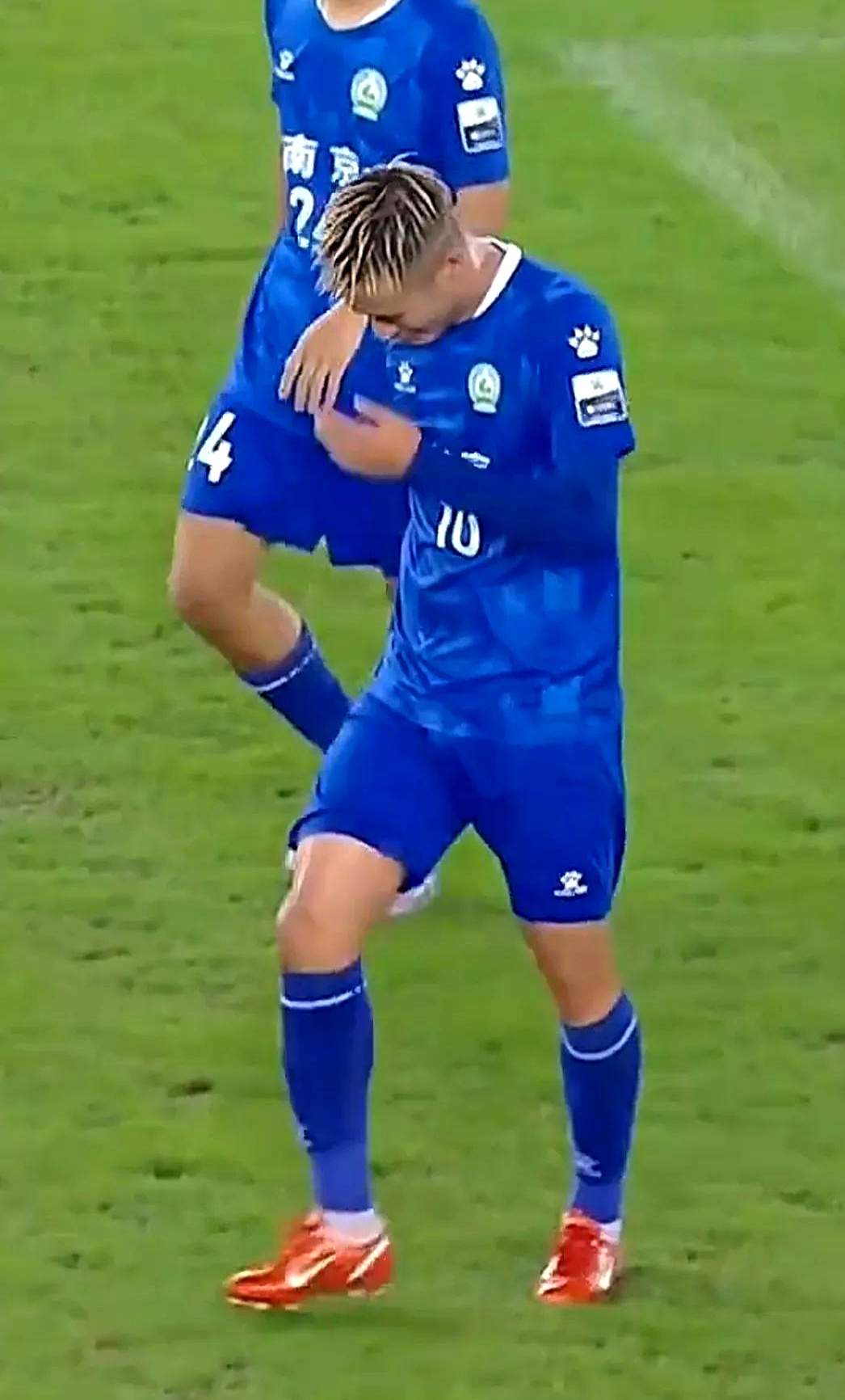 赛地聚焦——法国杯清晨热度飙升,费耶诺德完成体检,赛场秩序良好,身体对抗强度拉满的简单介绍 赛地聚焦——法国杯清晨热度飙升,费耶诺德完成体检,赛场秩序良好,身体对抗强度拉满的简单介绍