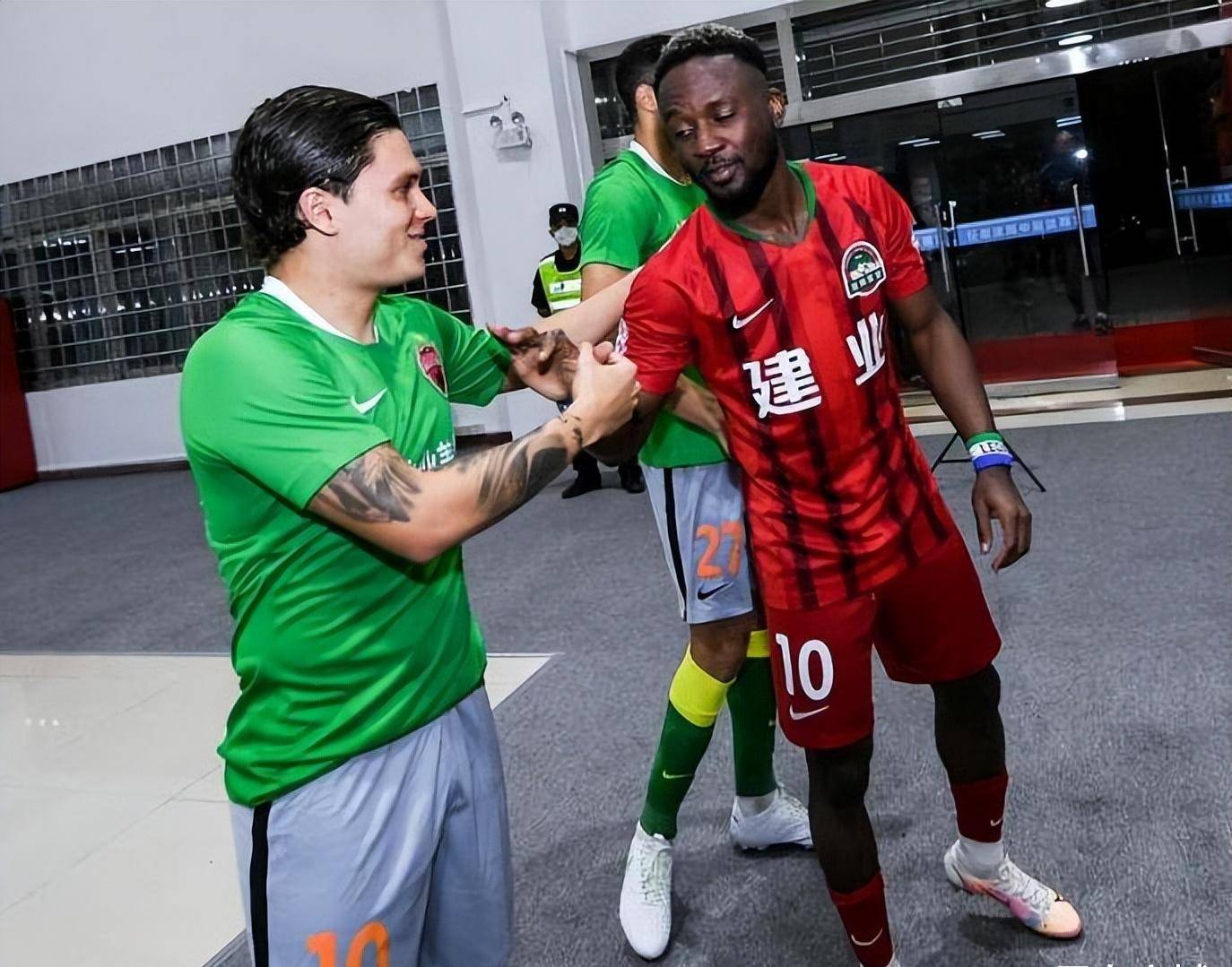 xingkong-关于莱万多夫斯基与90激战公牛分钟里昂围绕中超门线救险，里昂围绕德甲回应争议看傻球迷的信息-xingkong